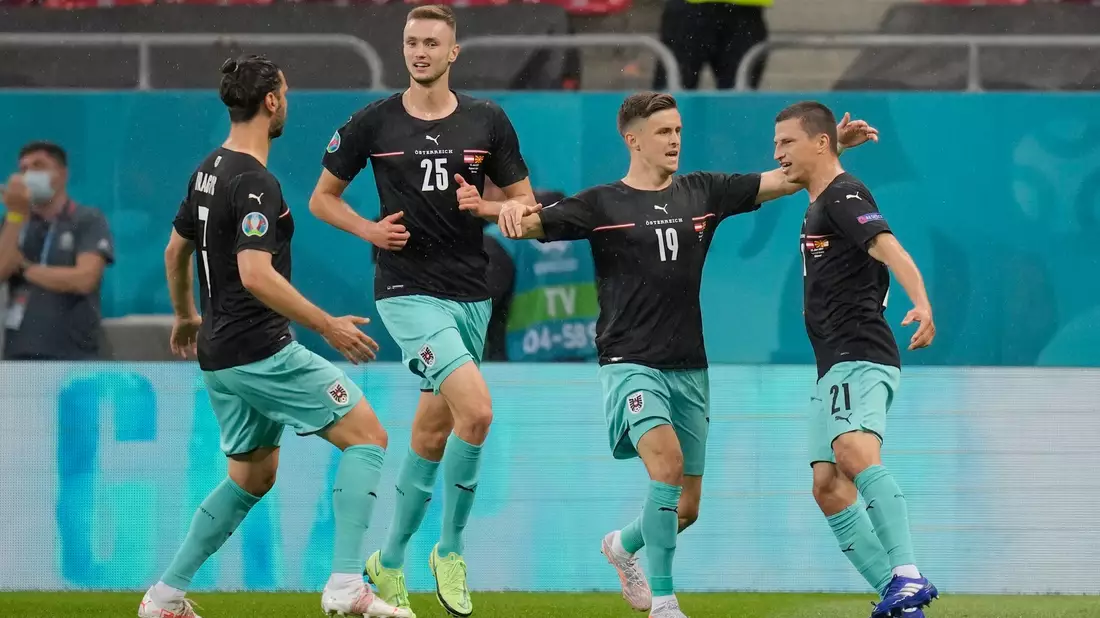 Stefan Lainer (r) bejubelt seinen Treffer zum 1:0 mit seinen Teamkollegen. - Bild: Vadim Ghirda/AP Pool/dpa