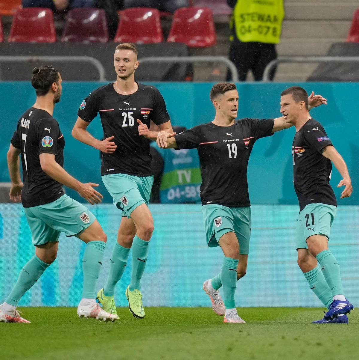 Stefan Lainer (r) bejubelt seinen Treffer zum 1:0 mit seinen Teamkollegen. - Foto: Vadim Ghirda/AP Pool/dpa