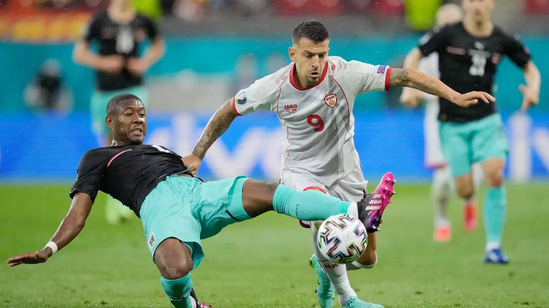 Österreichs David Alaba (l) und Aleksandar Trajkovski von Nordmazedonien kämpfen um den Ball. - Bild: Vadim Ghirda/AP Pool/dpa