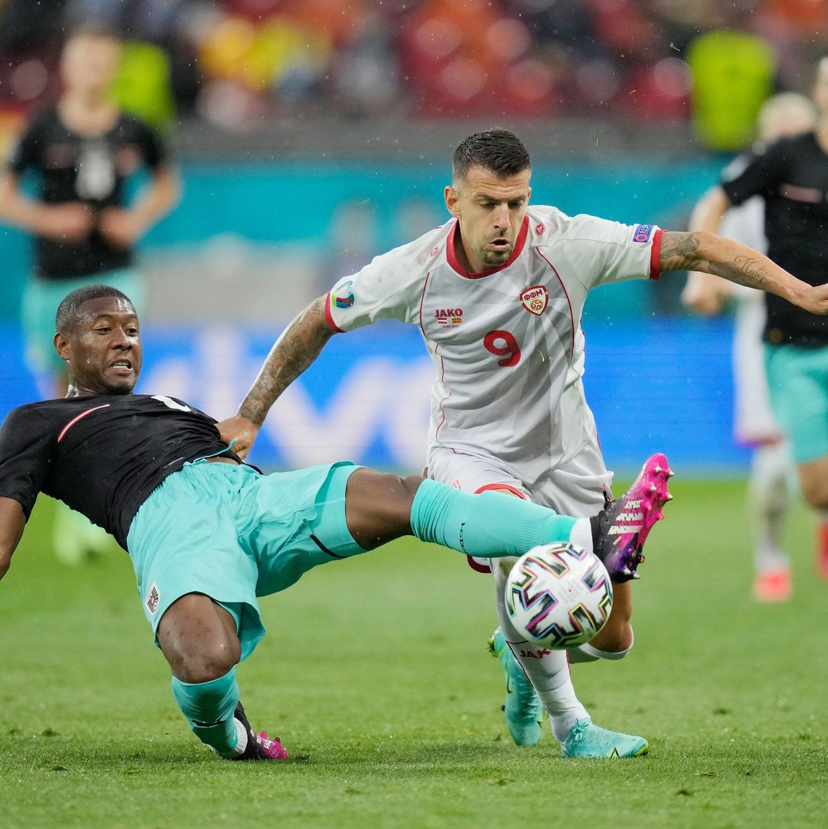 Österreichs David Alaba (l) und Aleksandar Trajkovski von Nordmazedonien kämpfen um den Ball. - Foto: Vadim Ghirda/AP Pool/dpa