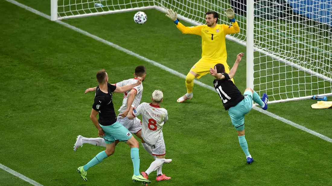 Stefan Lainer (r) trifft zum 1:0 für Österreich. - Bild: Mihai Barbu/Pool AFP/AP/dpa