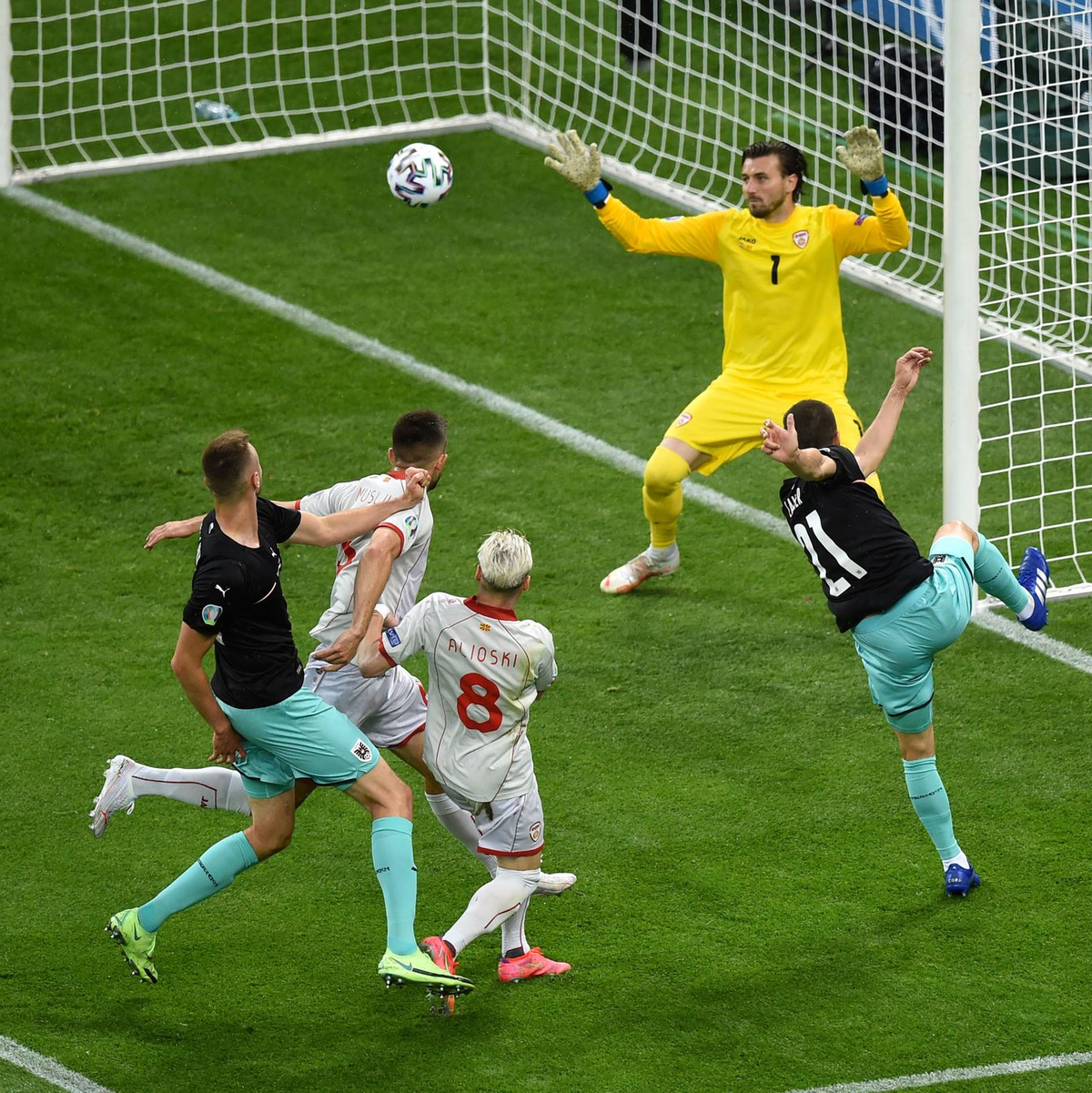 Stefan Lainer (r) trifft zum 1:0 für Österreich. - Foto: Mihai Barbu/Pool AFP/AP/dpa