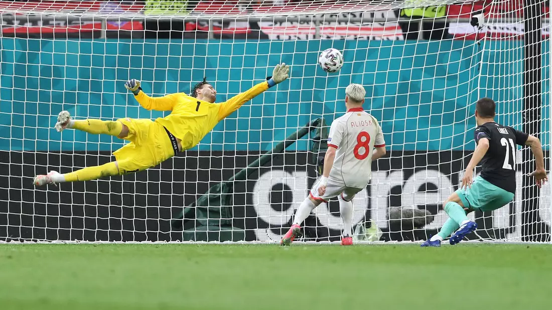 Nordmazedoniens Torwart Stole Dimitrievski (l) faustet einen Ball weg. - Bild: Marko Djurica/Reuters Pool/AP/dpa