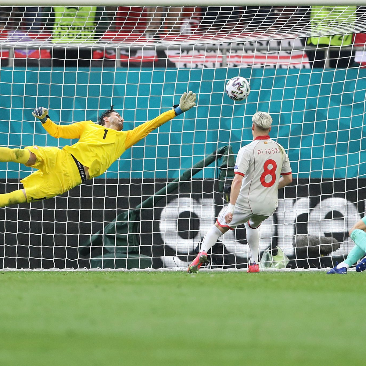 Nordmazedoniens Torwart Stole Dimitrievski (l) faustet einen Ball weg. - Foto: Marko Djurica/Reuters Pool/AP/dpa