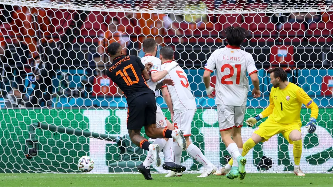 Memphis Depay (l) brachte die Niederlande mit einem Linksschuss in Führung. - Bild: Kenzo Tribouillard/Getty Pool/AP/dpa