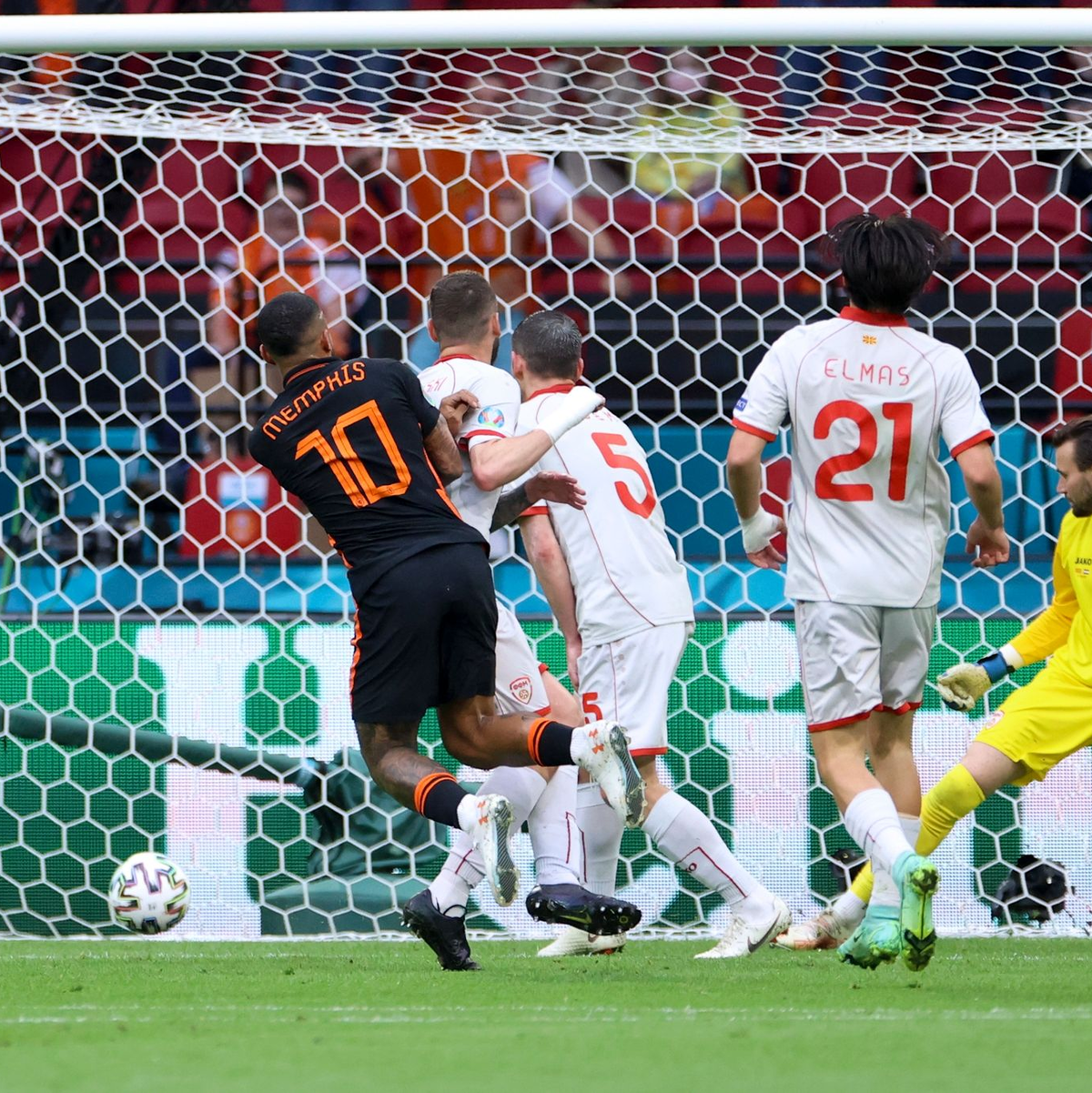 Memphis Depay (l) brachte die Niederlande mit einem Linksschuss in Führung. - Foto: Kenzo Tribouillard/Getty Pool/AP/dpa