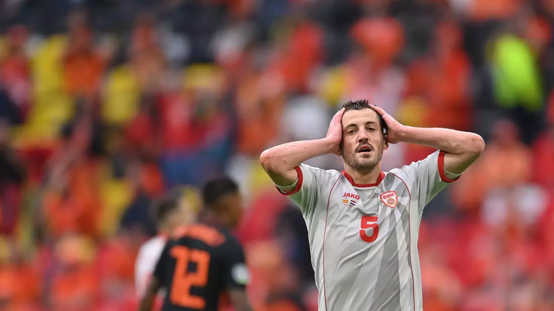 Zum Haare raufen: Nordmazedoniens Arijan Ademi trauert einer vergebenen Chance nach. - Bild: Marius Becker/dpa