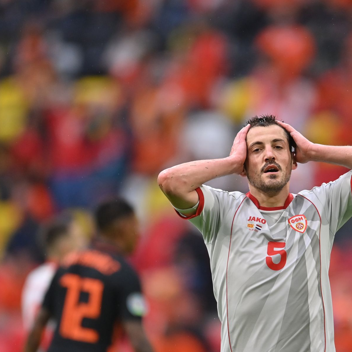 Zum Haare raufen: Nordmazedoniens Arijan Ademi trauert einer vergebenen Chance nach. - Foto: Marius Becker/dpa