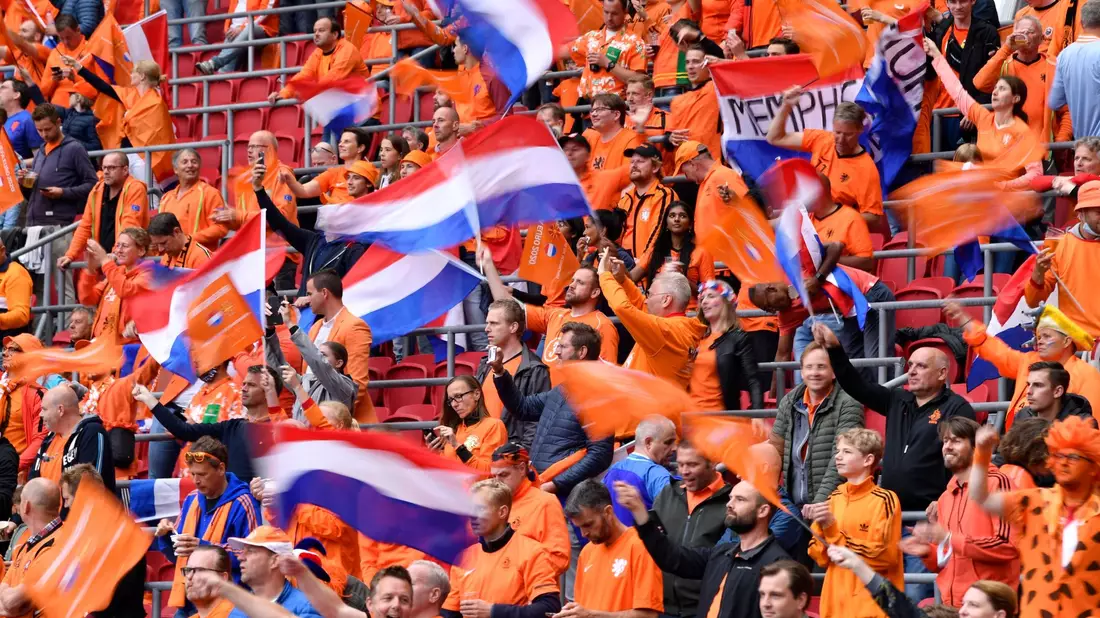 Obwohl die Niederlande von der UEFA als Gastmannschaft geführt wurde, war es natürlich ein orangenfarbenes Heimspiel für die Niederlande. - Bild: Marius Becker/dpa