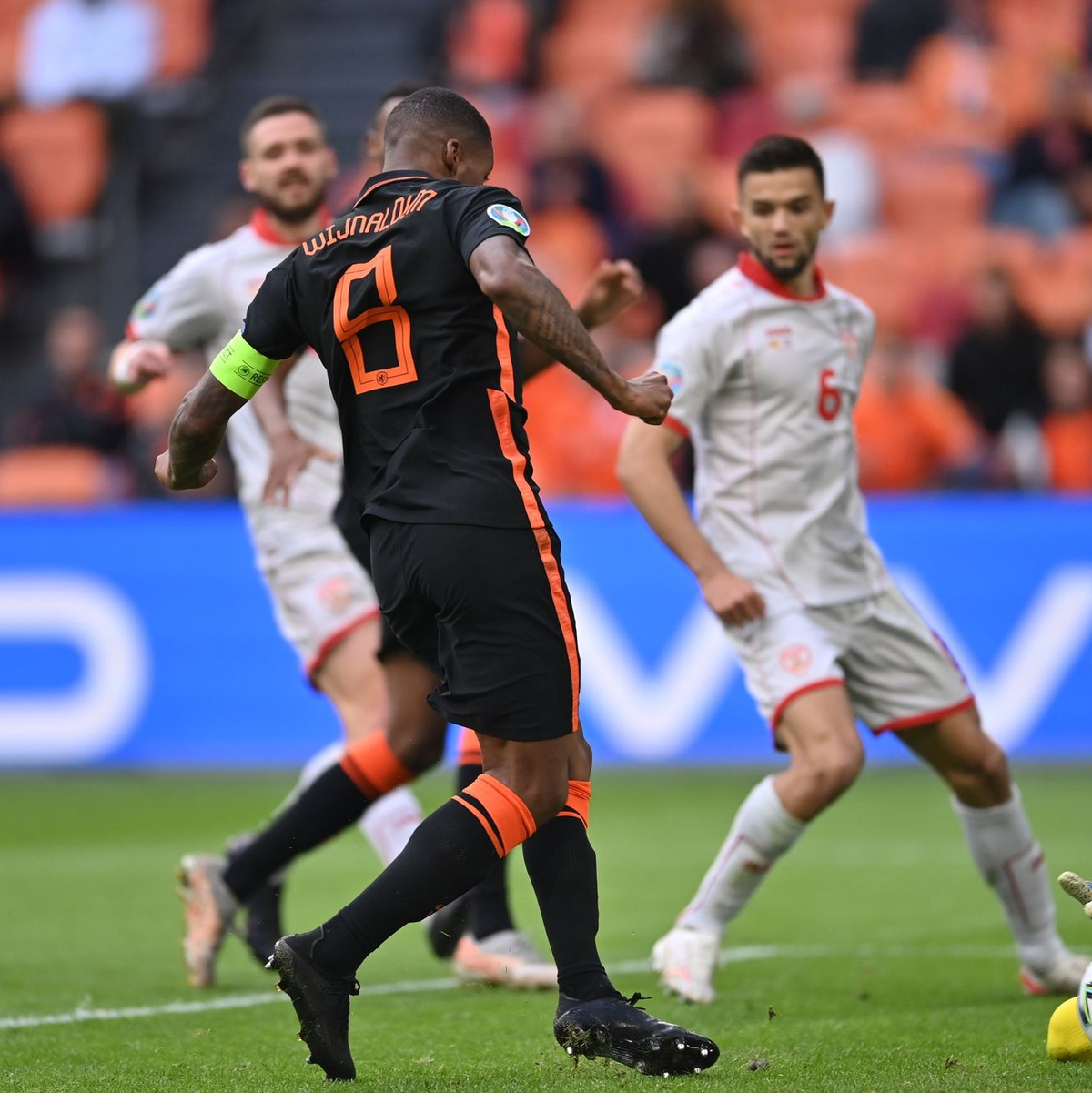 Georginio Wijnaldum (l) sorgte mit seinem Tor für die Vorentscheidung. - Foto: Marius Becker/dpa