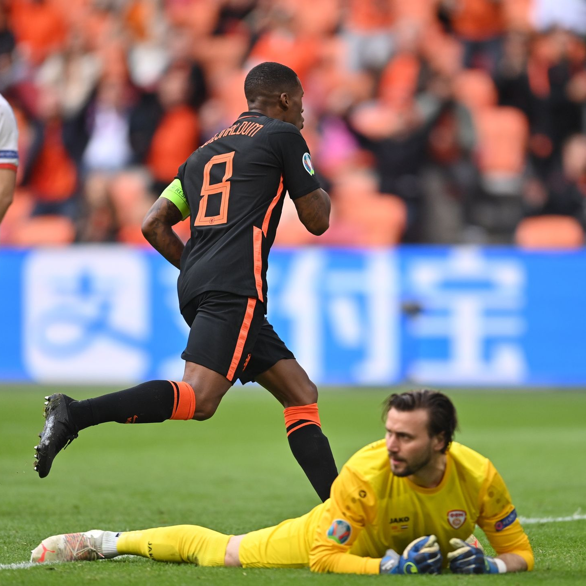 Mit seinem zweiten Tor stellte Wijnaldum (M) das Endergebnis her. - Foto: Marius Becker/dpa
