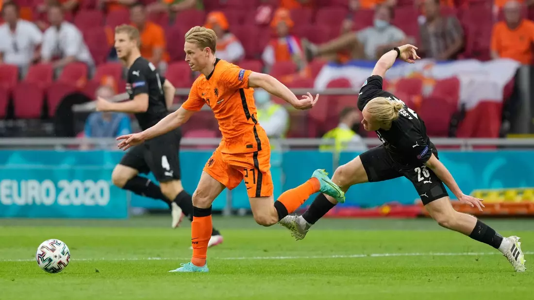 Der Niederländer Frenkie de Jong (M.) gewinnt den Zweikampf mit Xaver Schlager (r). - Bild: Peter Dejong/AP Pool/dpa