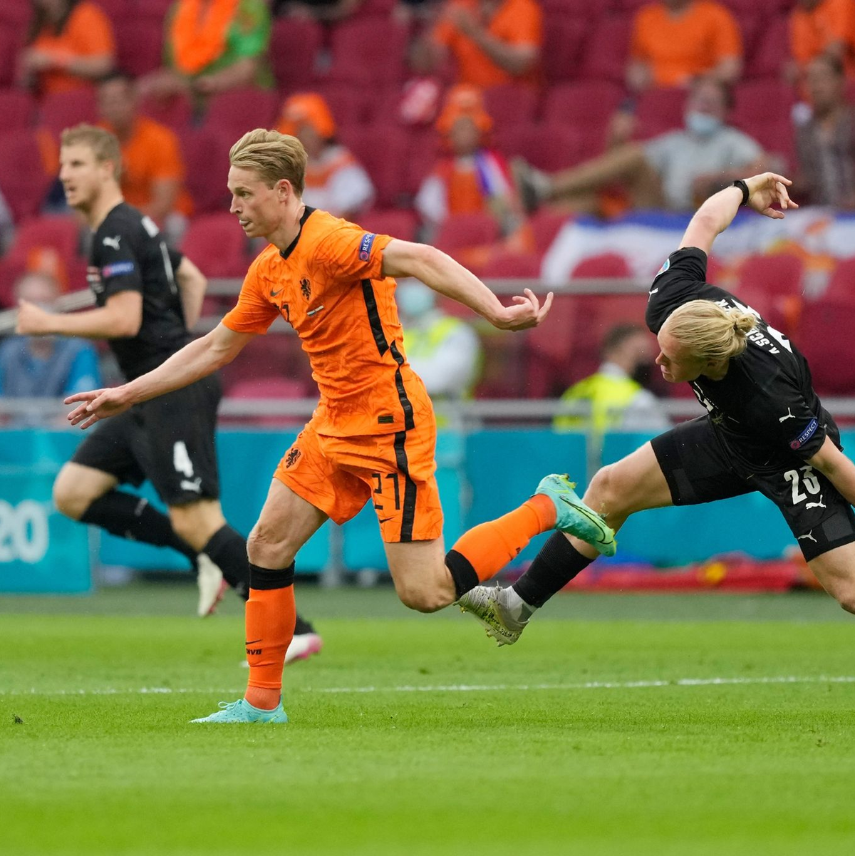 Der Niederländer Frenkie de Jong (M.) gewinnt den Zweikampf mit Xaver Schlager (r). - Foto: Peter Dejong/AP Pool/dpa
