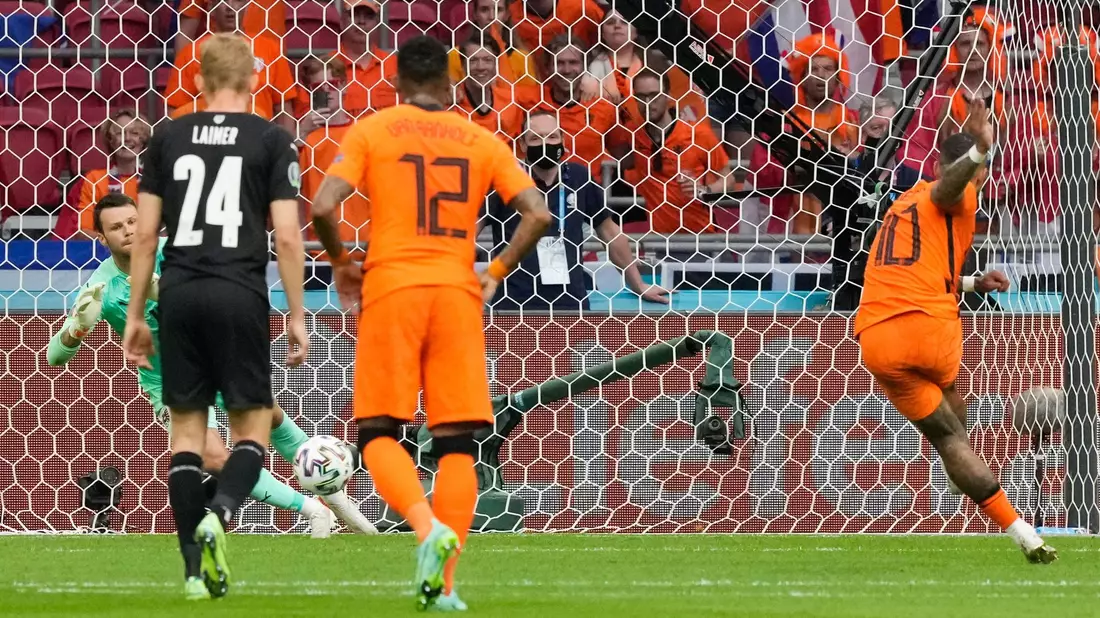 Memphis Depay (r) brachte die Niederlande durch einen Foulelfmeter in Führung. - Bild: Peter Dejong/AP Pool/dpa