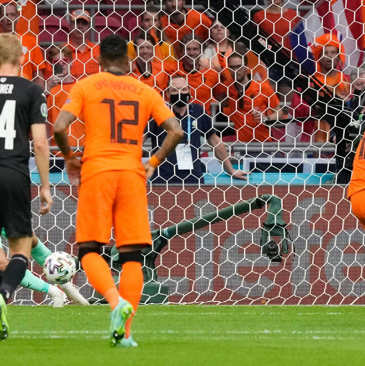Memphis Depay (r) brachte die Niederlande durch einen Foulelfmeter in Führung. - Foto: Peter Dejong/AP Pool/dpa