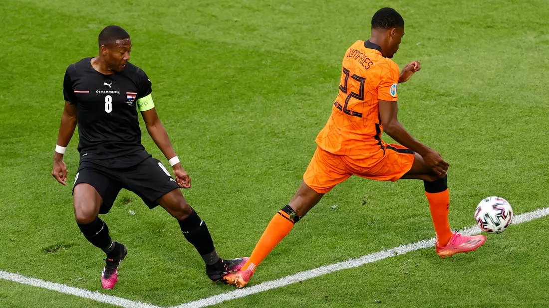 Vor dem Strafstoß hatte David Alaba (l) Denzel Dumfries zu Fall gebracht. - Bild: Koen Van Weel/EPA Pool/AP/dpa
