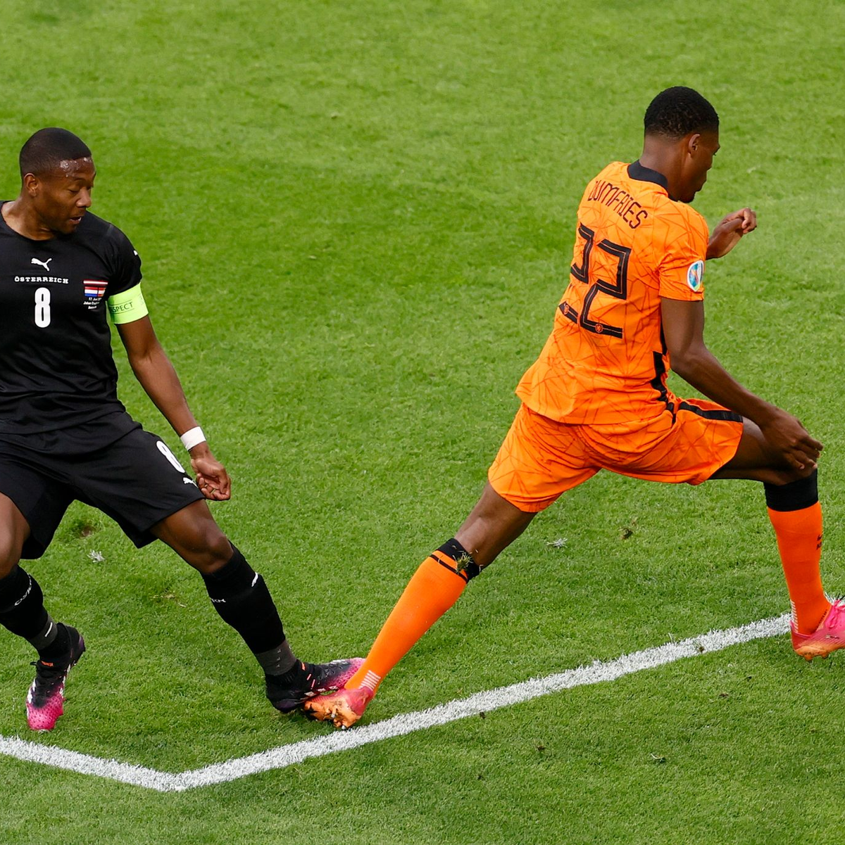 Vor dem Strafstoß hatte David Alaba (l) Denzel Dumfries zu Fall gebracht. - Foto: Koen Van Weel/EPA Pool/AP/dpa