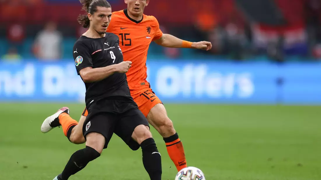 Der Österreicher Marcel Sabitzer (l) schirmt den Ball gegen Marten de Roon ab. - Bild: Dean Mouhtaropoulous/Getty Pool/AP/dpa