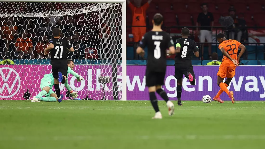 Denzel Dumfries (r) erhöhte für die Niederländer auf 2:0. - Bild: Dean Mouhtaropoulous/Getty Pool/AP/dpa