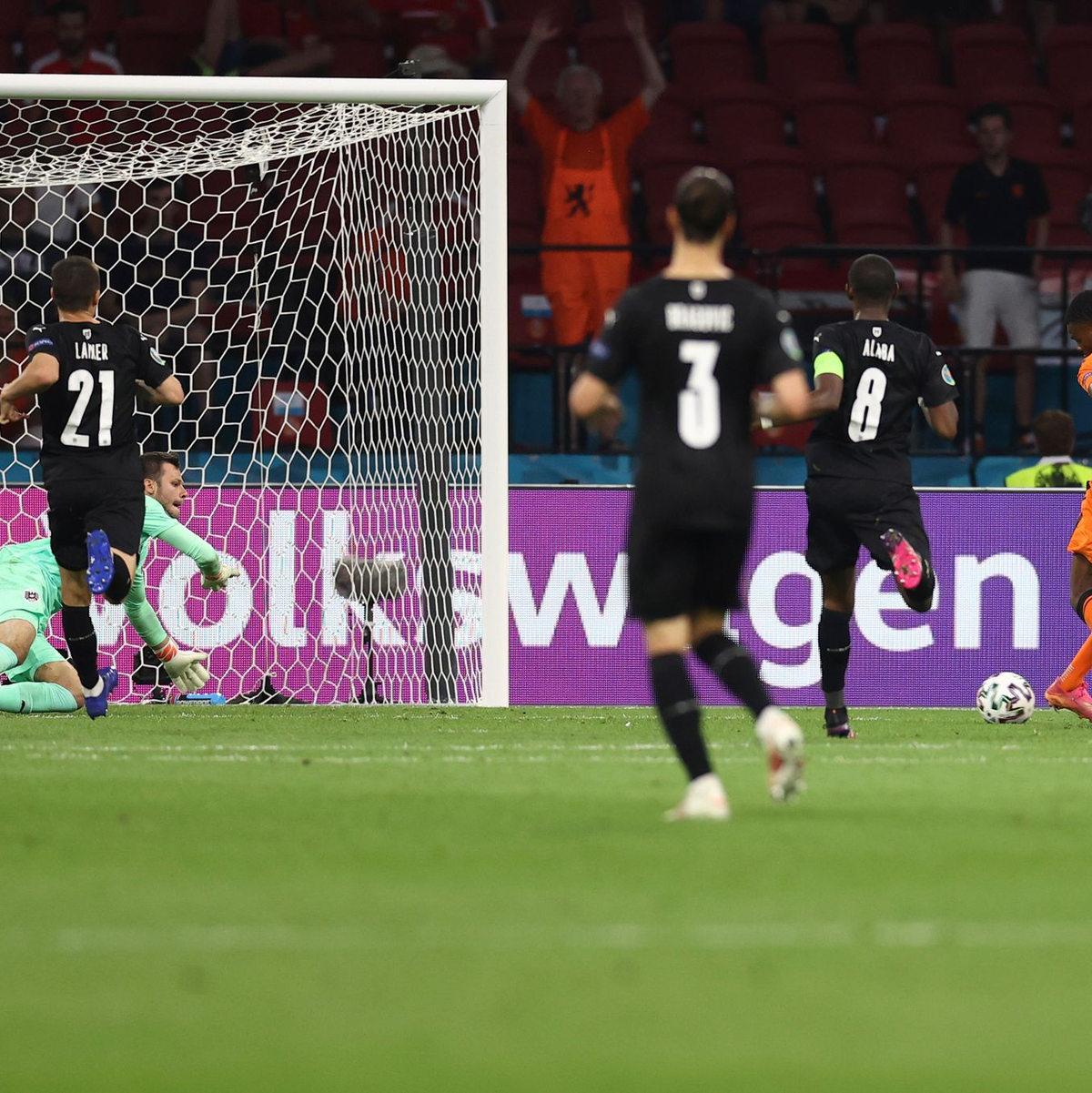 Denzel Dumfries (r) erhöhte für die Niederländer auf 2:0. - Foto: Dean Mouhtaropoulous/Getty Pool/AP/dpa