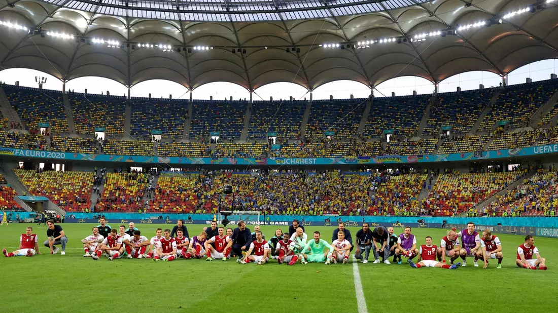 Noch lange nach Spielende genossen die Österreicher den Einzug ins EM-Achtelfinale. - Bild: Marko Djurica/Reuters Pool/AP/dpa