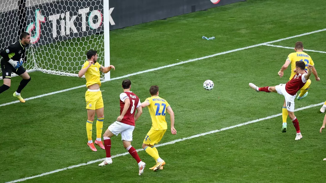 Christoph Baumgartner (r) aus Österreich erzielt das 1:0 für seine Mannschaft. - Bild: Mihai Barbu/Pool AFP/AP/dpa