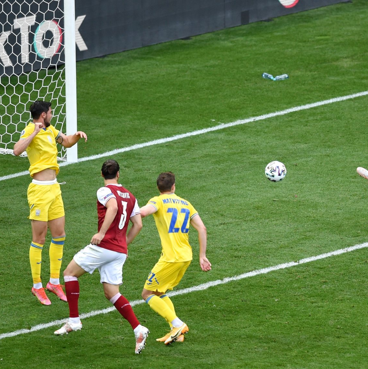 Christoph Baumgartner (r) aus Österreich erzielt das 1:0 für seine Mannschaft. - Foto: Mihai Barbu/Pool AFP/AP/dpa