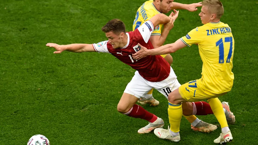 Christoph Baumgartner (l) setzt sich gegen die Ukrainer Alexander Sintschenko (r) und Alexander Karawajew (M)durch. - Bild: Mihai Barbu/Pool AFP/AP/dpa