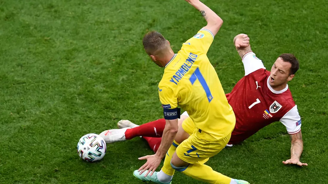Marko Arnautovic (r) aus Österreichs und der Ukrainer Andrej Jarmolenko kämpfen um den Ball. - Bild: Mihai Barbu/Pool AFP/AP/dpa