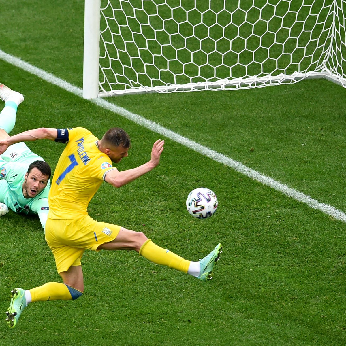Der Ukrainer Andrej Jarmolenko (r) verpasst gegen Österreichs Torwart Daniel Bachmann den Ausgleich. - Foto: Mihai Barbu/Pool AFP/AP/dpa