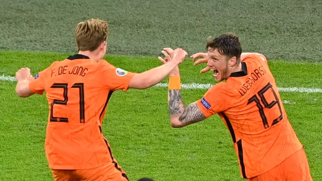 Gefeierte Niederländer beim Sieg gegen die Ukraine: Wout Weghorst (r). - Bild: Olaf Kraak/EPA Pool/AP/dpa