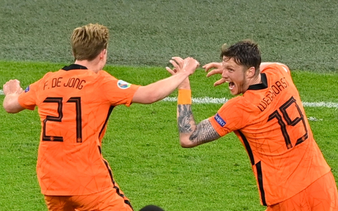 Gefeierte Niederländer beim Sieg gegen die Ukraine: Wout Weghorst (r). - Foto: Olaf Kraak/EPA Pool/AP/dpa