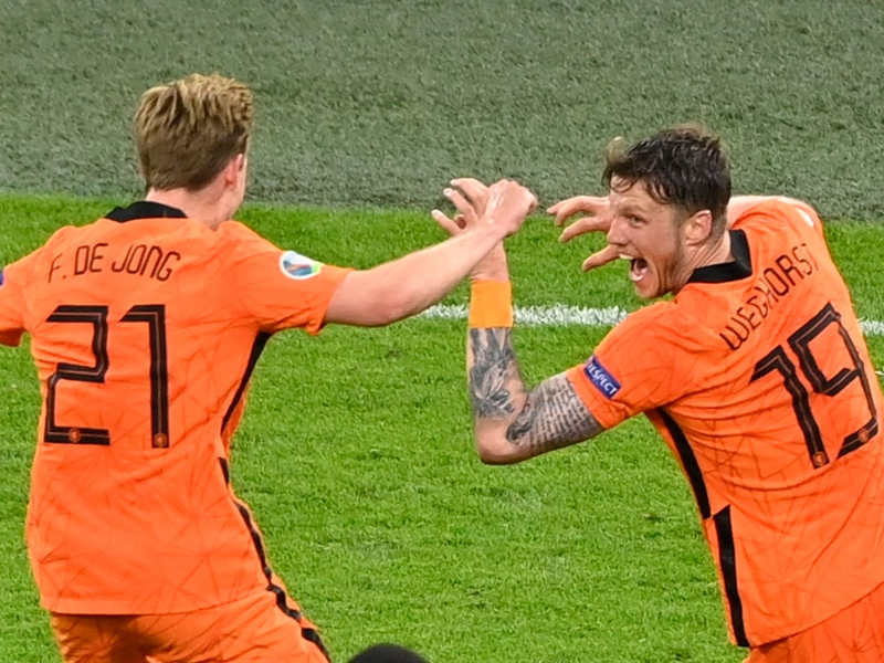 Gefeierte Niederländer beim Sieg gegen die Ukraine: Wout Weghorst (r). - Foto: Olaf Kraak/EPA Pool/AP/dpa