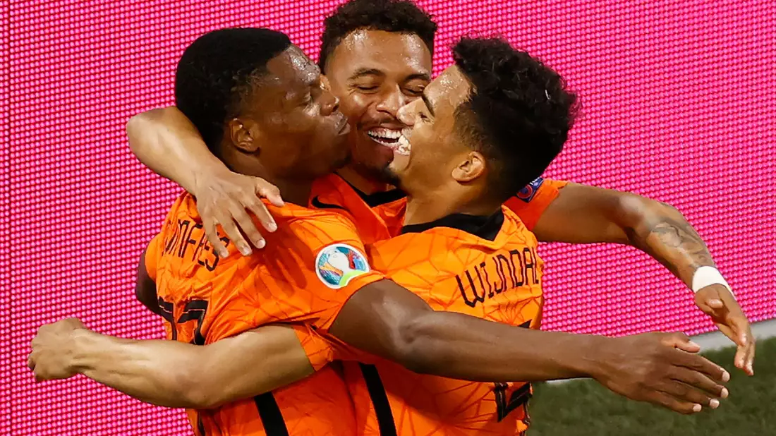 Denzel Dumfries (l) von den Niederlanden feiert mit seinen Teamkollegen das zweite Tor seiner Mannschaft. - Bild: Koen Van Weel/EPA Pool/AP/dpa
