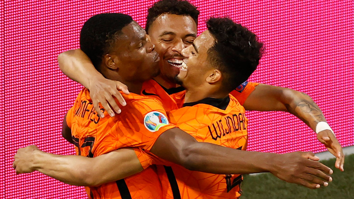 Denzel Dumfries (l) von den Niederlanden feiert mit seinen Teamkollegen das zweite Tor seiner Mannschaft. - Foto: Koen Van Weel/EPA Pool/AP/dpa