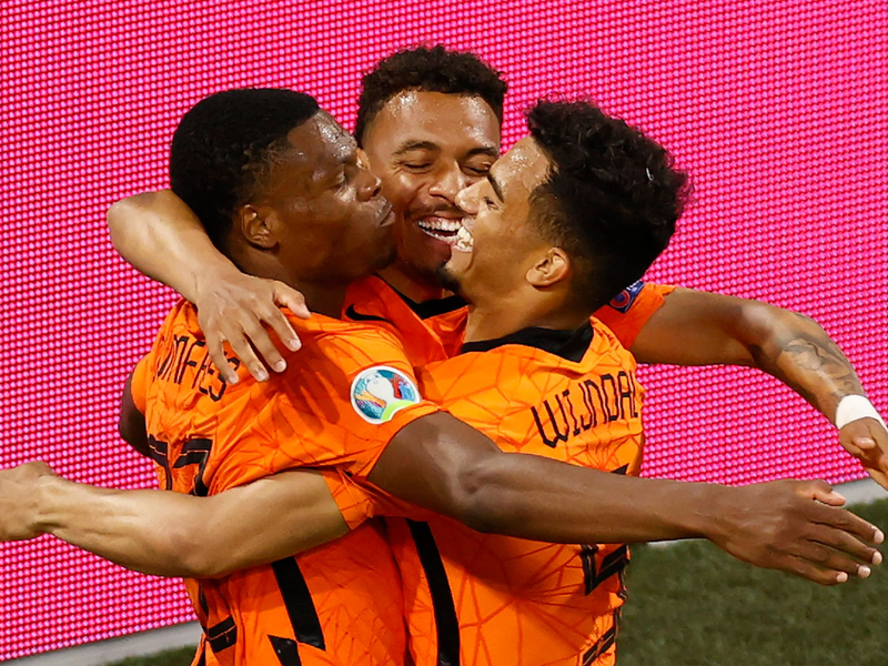 Denzel Dumfries (l) von den Niederlanden feiert mit seinen Teamkollegen das zweite Tor seiner Mannschaft. - Foto: Koen Van Weel/EPA Pool/AP/dpa