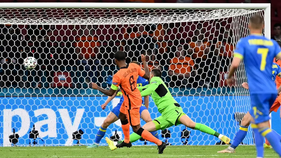 Kapitän Wijnaldum (l) schießt den Ball zur Führung ins Tor. - Bild: John Thys/Pool AFP/AP/dpa