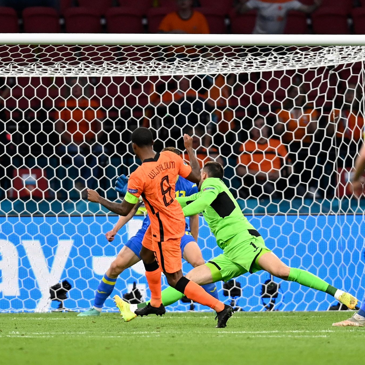 Kapitän Wijnaldum (l) schießt den Ball zur Führung ins Tor. - Foto: John Thys/Pool AFP/AP/dpa