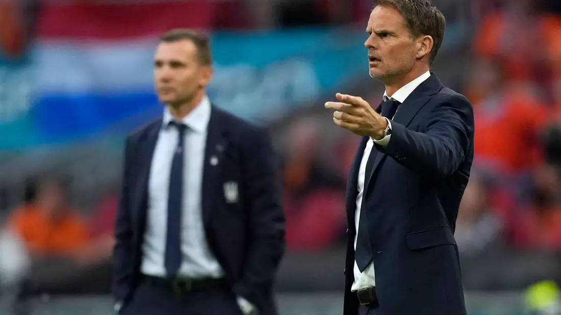 Der niederländische Trainer Frank de Boer (r) und der ukrainische Coach Andrej Schewtschenko. - Bild: Peter Dejong/AP Pool/dpa