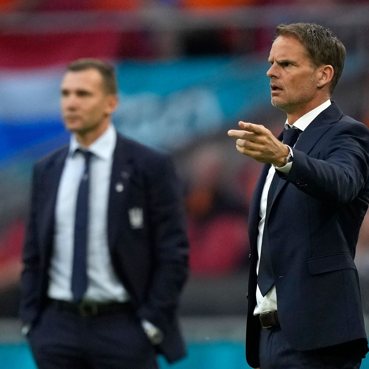 Der niederländische Trainer Frank de Boer (r) und der ukrainische Coach Andrej Schewtschenko. - Foto: Peter Dejong/AP Pool/dpa