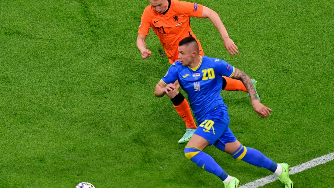 Frenkie de Jong aus den Niederlanden im Laufduell mit dem Ukrainer Olexander Subkow (r). - Bild: Olaf Kraak/EPA Pool/AP/dpa