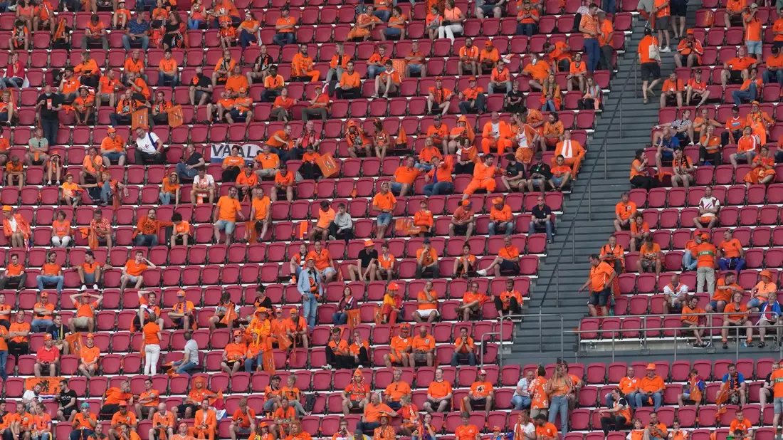 Niederländische Fans vor Beginn der Partie. - Bild: Peter Dejong/AP Pool/dpa