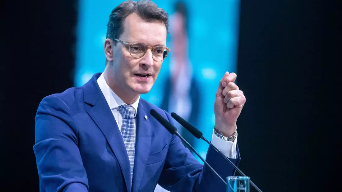 NRW-Ministerpräsident Hendrik Wüst plädiert für eine Pflichtversicherung bei Naturkatastrophen. - Bild: dpa