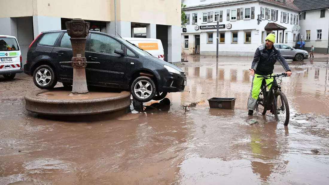 Das Hochwasser im Juni dieses Jahres hat in Ruderberg (Baden-Württemberg) ein Auto weggespült. (Archivbild)  - Bild: Bernd Weißbrod/dpa