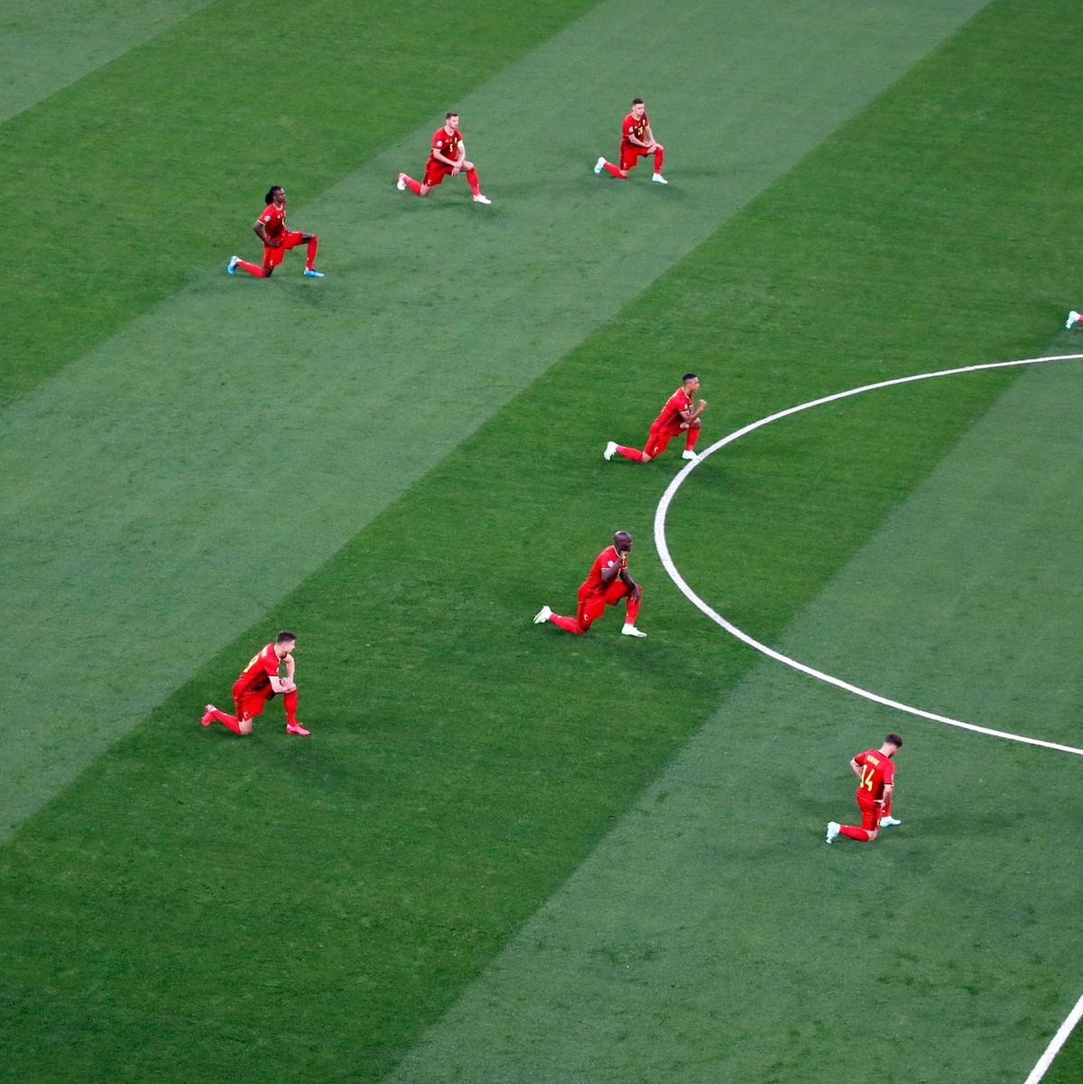 Die belgischen Spieler und der Schiedsrichter knieten vor dem Spiel gegen Russland. - Foto: Dmitry Lovetsky/Reuters Pool/AP/dpa