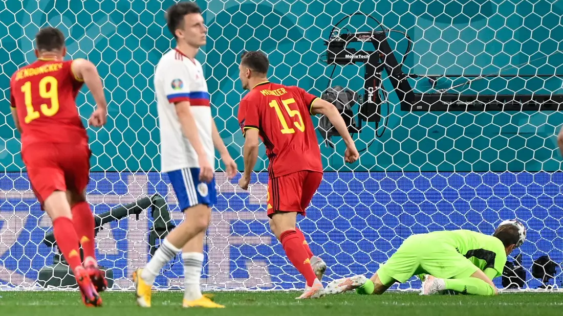 Thomas Meunier (M.) stellte auf 2:0 für Belgien. - Bild: Dirk Waem/BELGA/dpa
