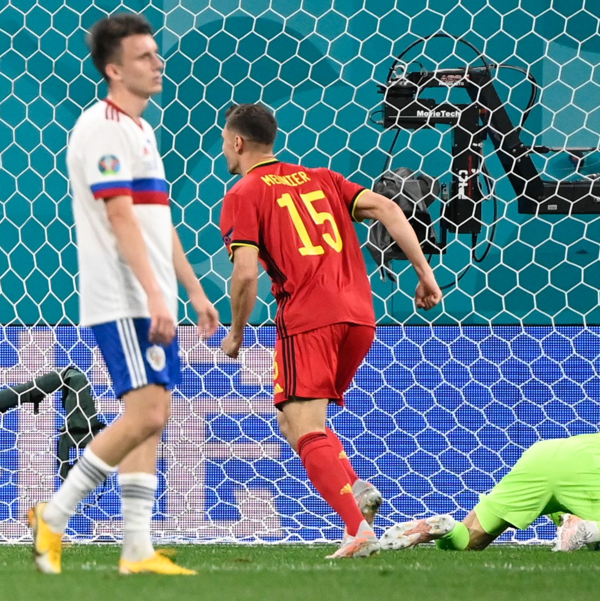 Thomas Meunier (M.) stellte auf 2:0 für Belgien. - Foto: Dirk Waem/BELGA/dpa