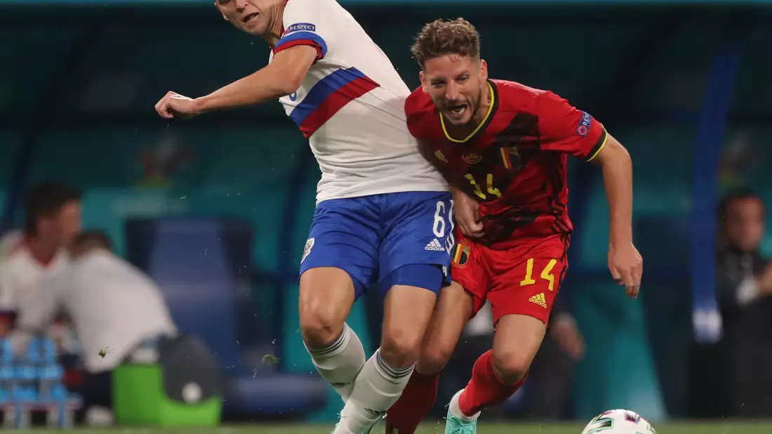Der Russe Denis Tscheryschew (l) geht gegen Dries Mertens hart in den Zweikampf. - Bild: Igor Russak/dpa