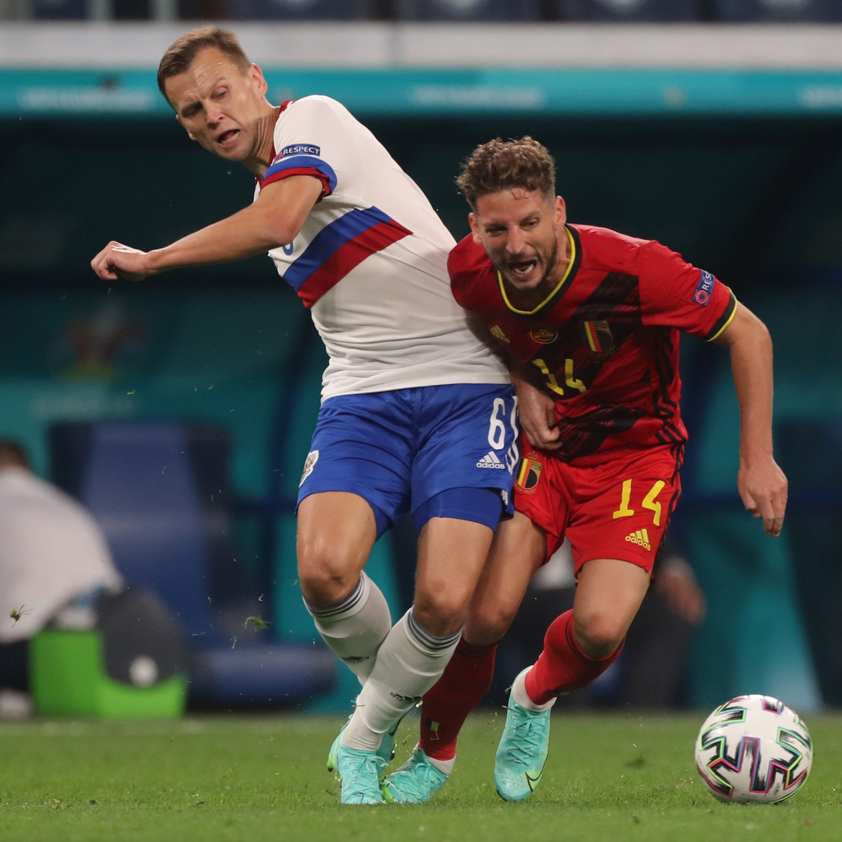Der Russe Denis Tscheryschew (l) geht gegen Dries Mertens hart in den Zweikampf. - Foto: Igor Russak/dpa