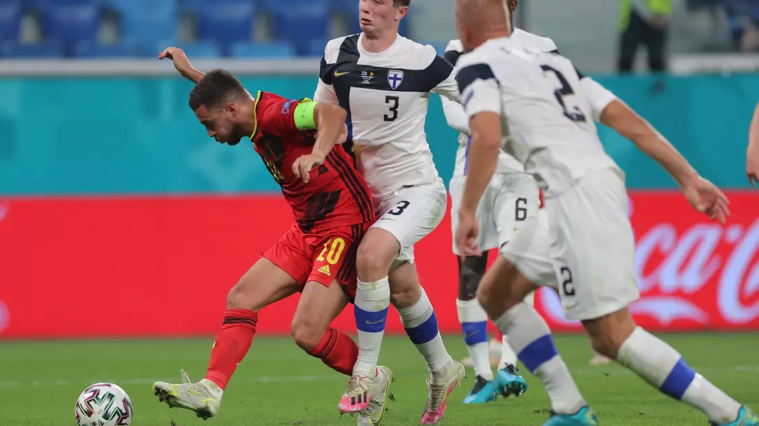 Der Belgier Eden Hazard (l) feierte gegen Finnland sein Startelf-Comeback. - Bild: Igor Russak/dpa
